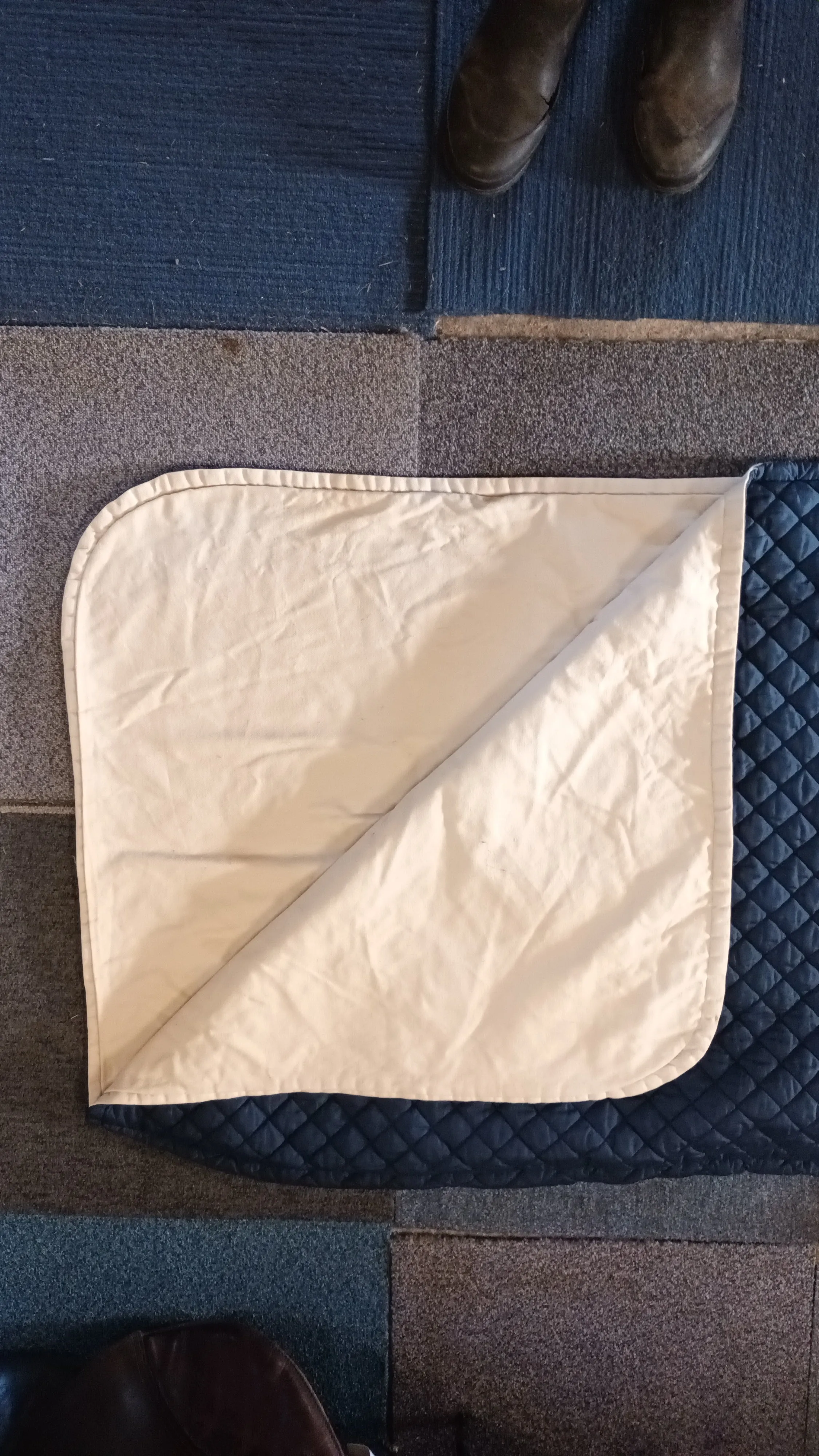 5'3, gorgeous quilted under rug, great condition