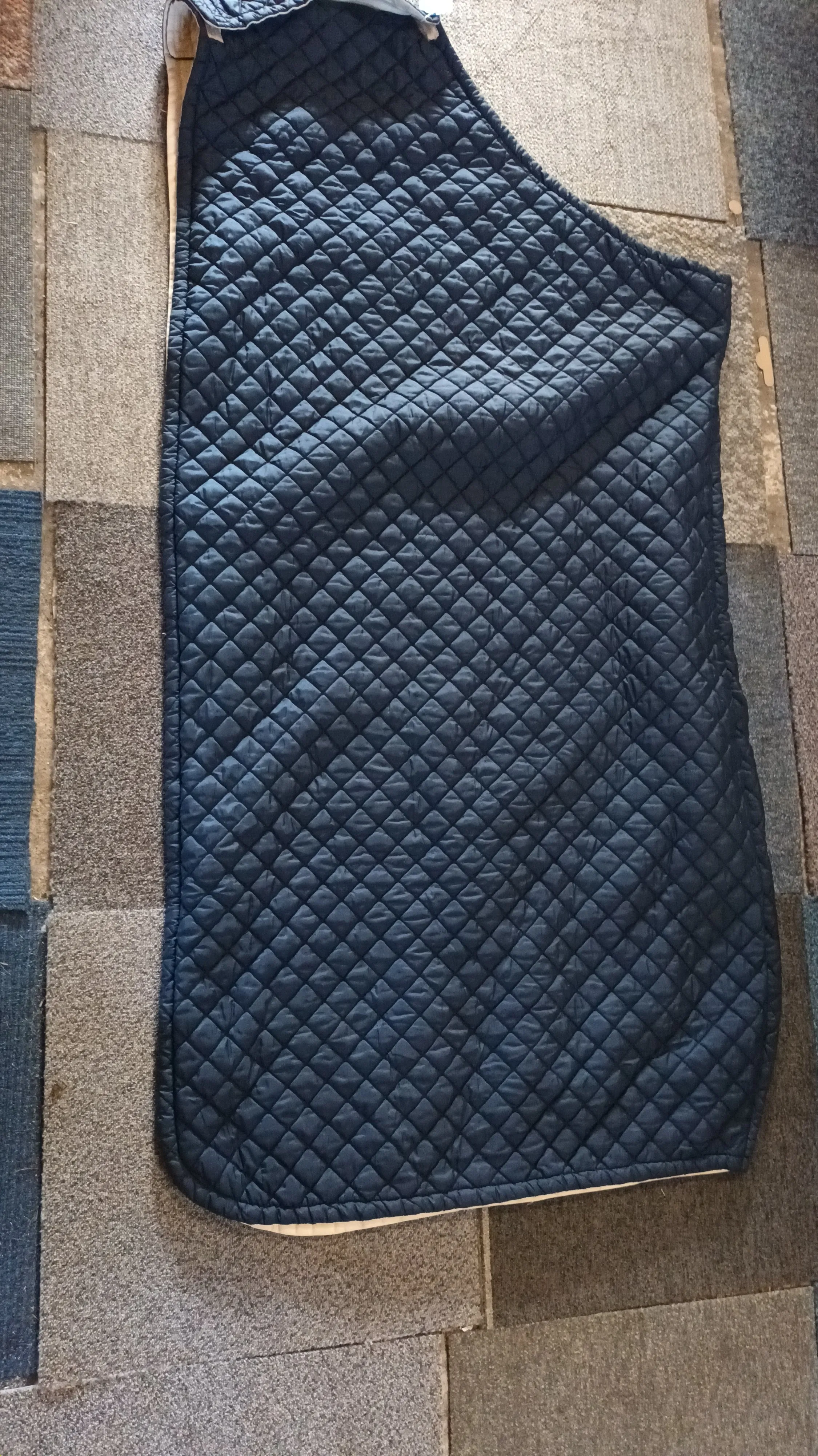 5'3, gorgeous quilted under rug, great condition