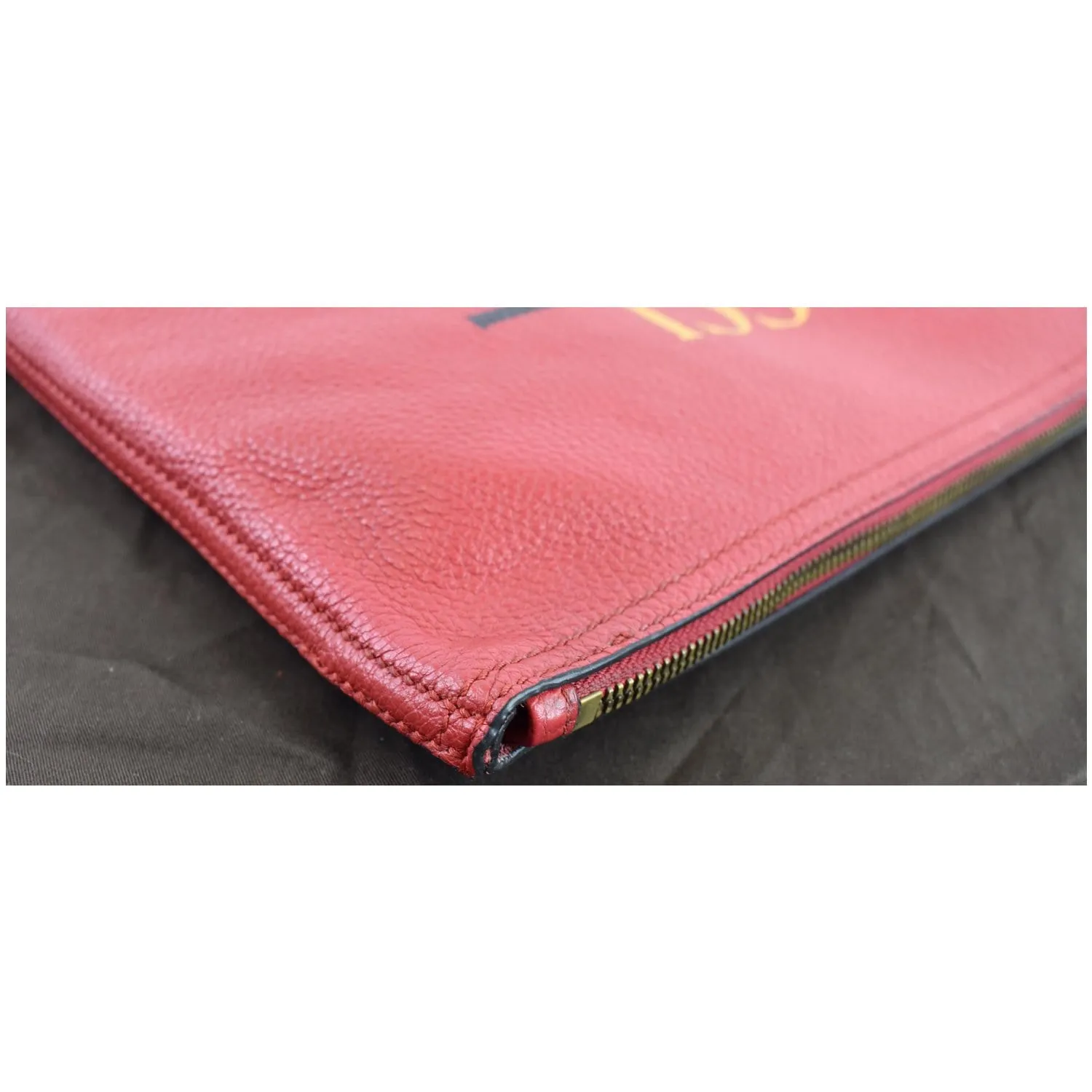 GUCCI Pebbled Leather Medium Logo Portfolio Clutch Hibiscus Red 500981