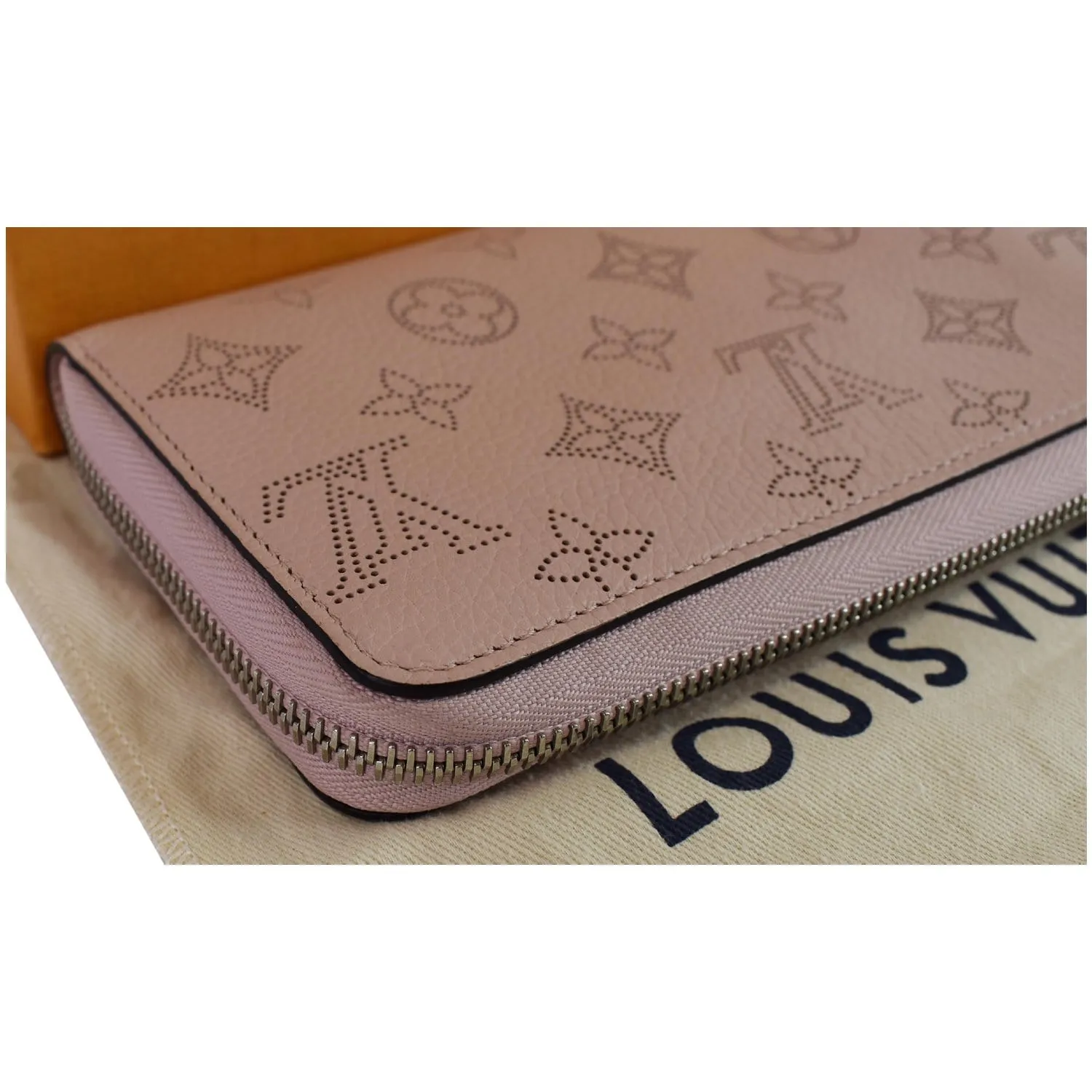 LOUIS VUITTON Mahina Leather Zippy Wallet Magnolia