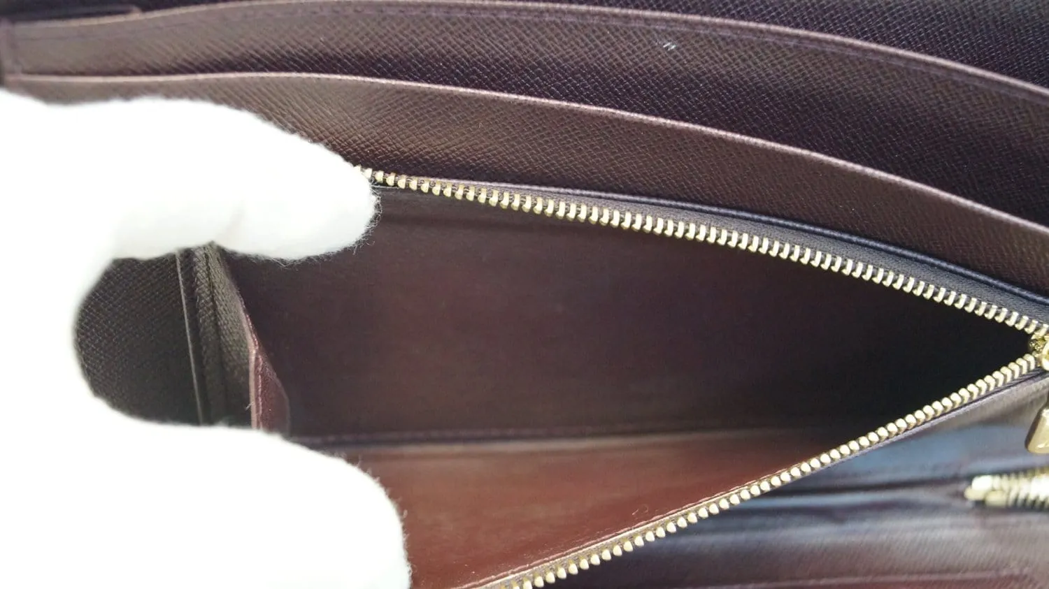 LOUIS VUITTON Taiga Leather Atoll Organizer Wallet