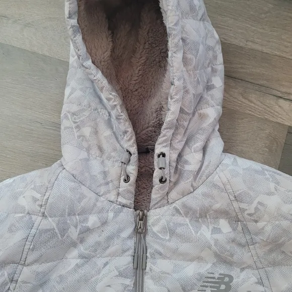 New Balance Grey &amp; White Quilted Jacket Fur Lined ✨️ Size Large Only worn 1x