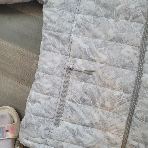 New Balance Grey &amp; White Quilted Jacket Fur Lined ✨️ Size Large Only worn 1x