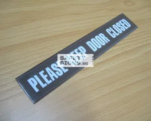 Please Keep Door Closed (DL001_ACR)