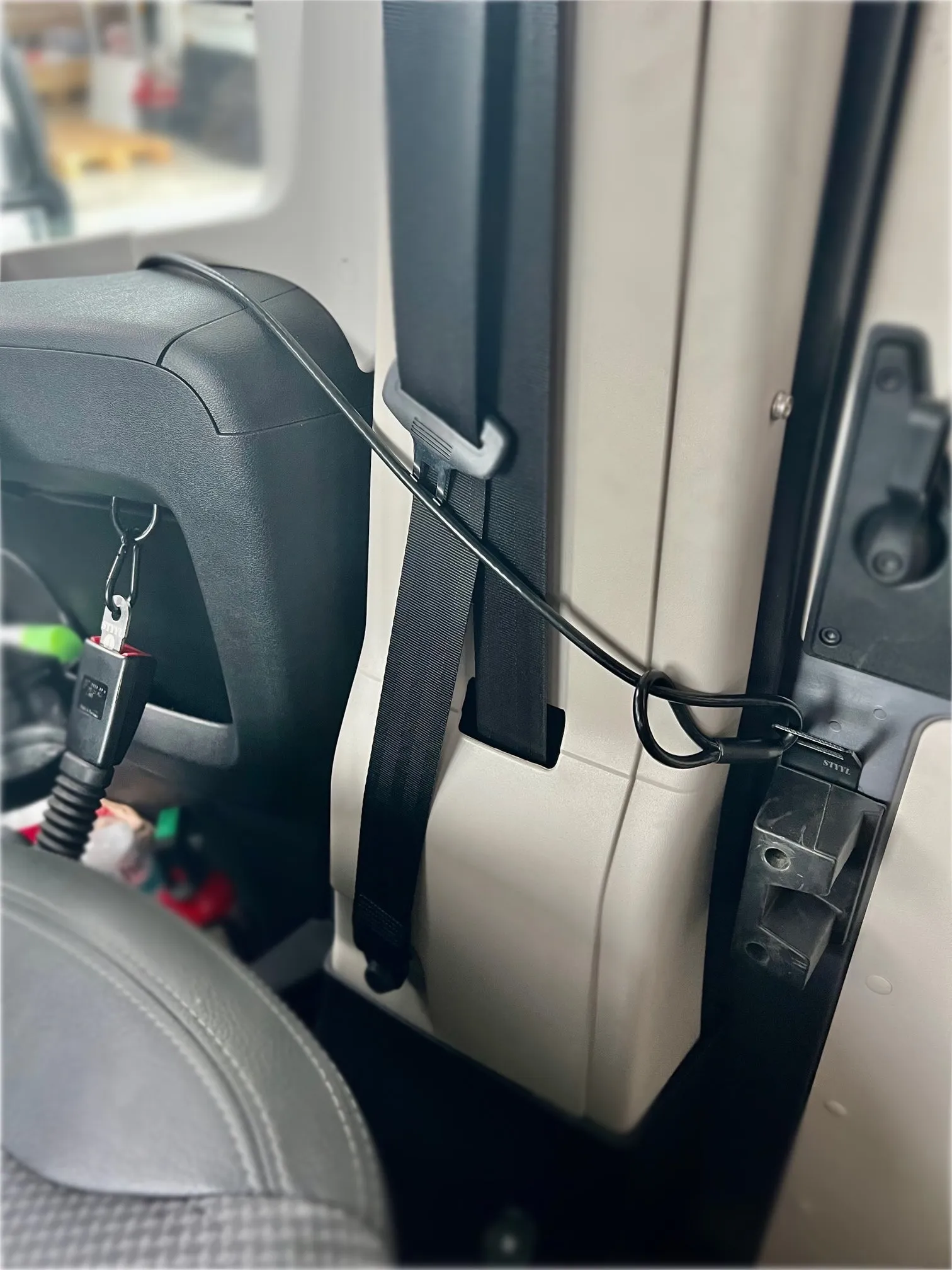 Slide-Y-Lock die Zusatzsicherung für die Schiebetür passend für Kastenwagen Ducato Jumper Boxer