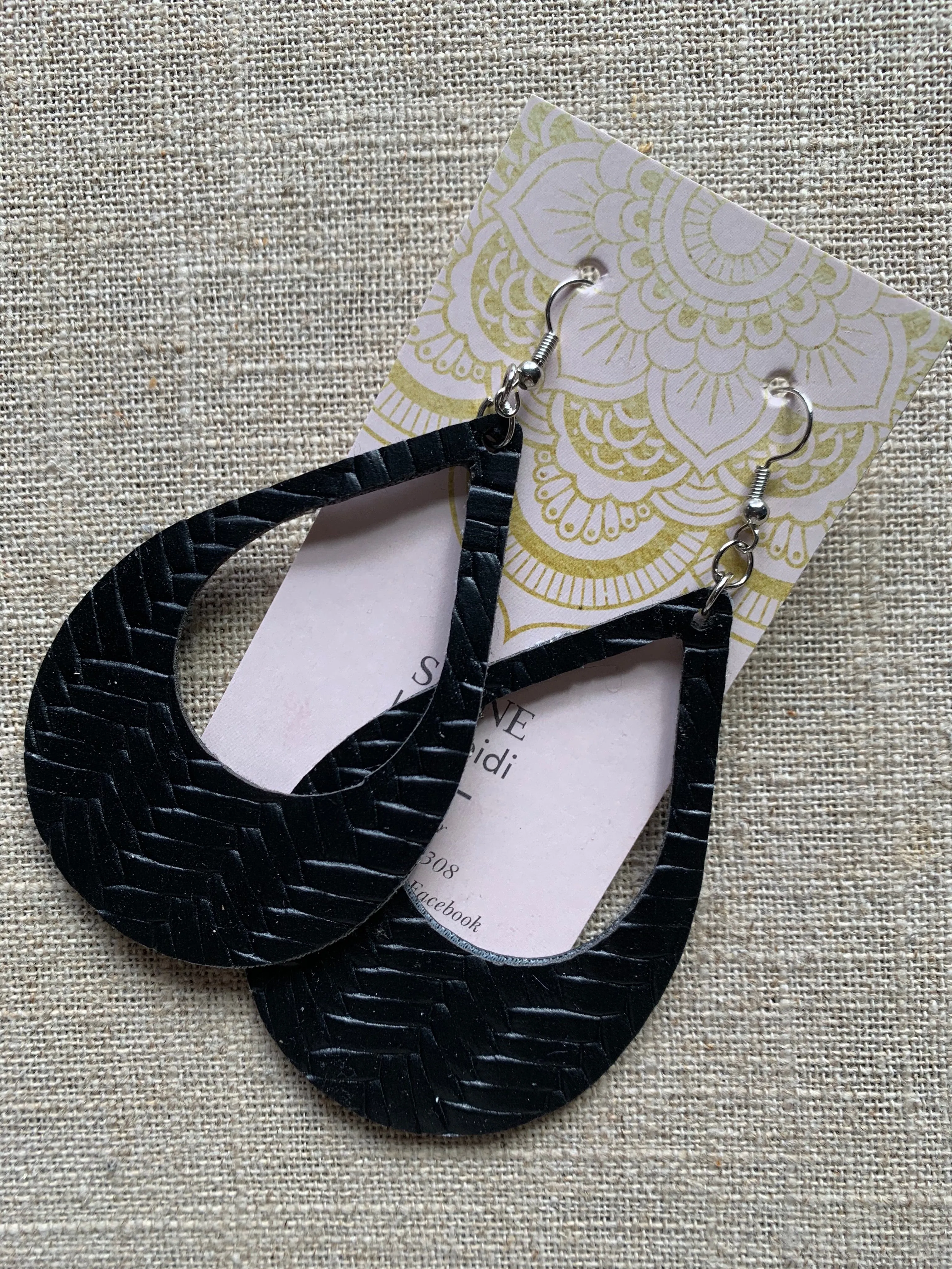 Woven Teardrop Cutout Earring (Black)